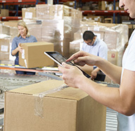 プラスチック製品の梱包、入出庫管理