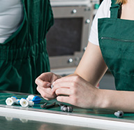 遊技機の組立、検査